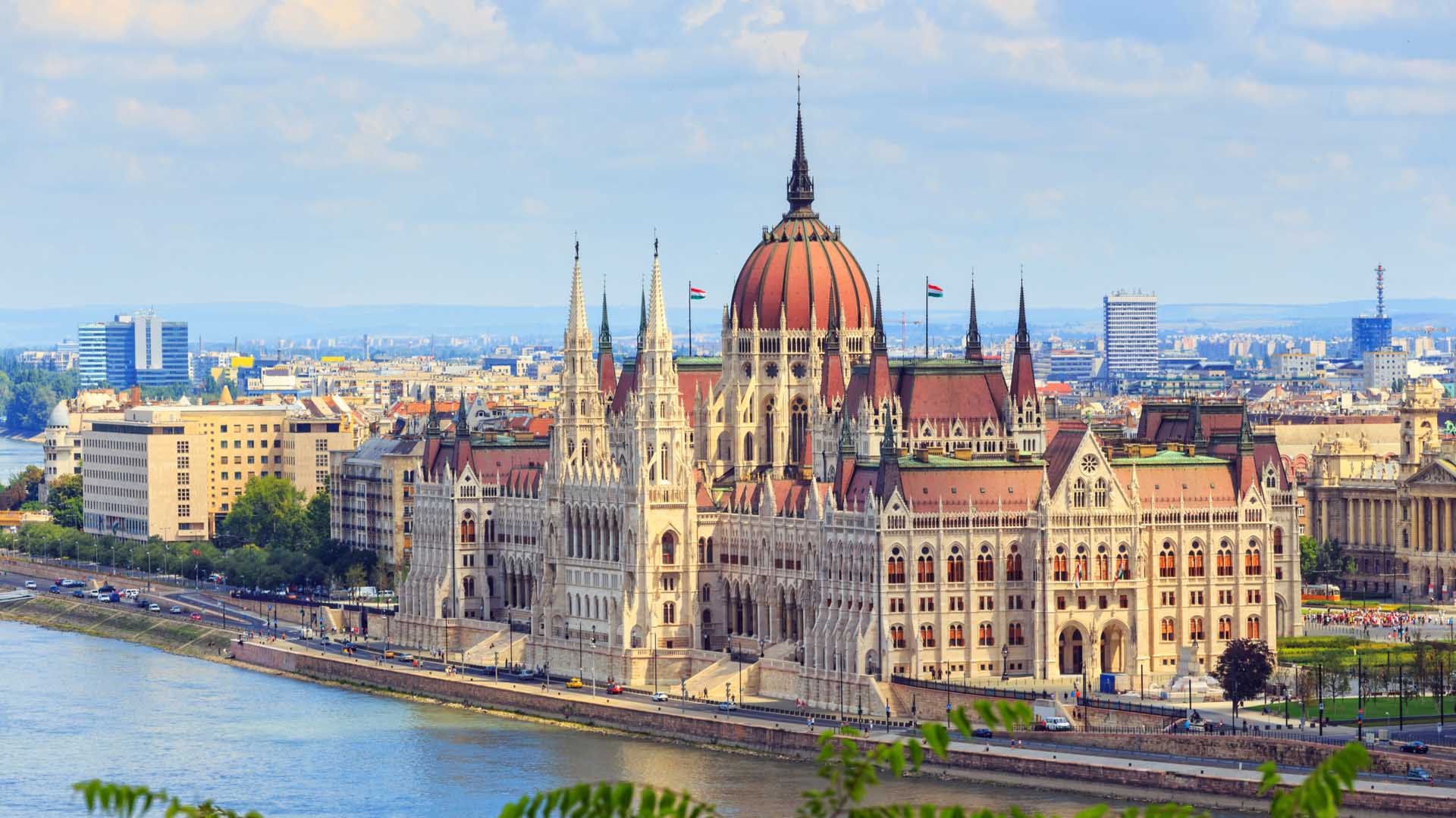 budapest-hungarian-parliament-building-famous-landmark