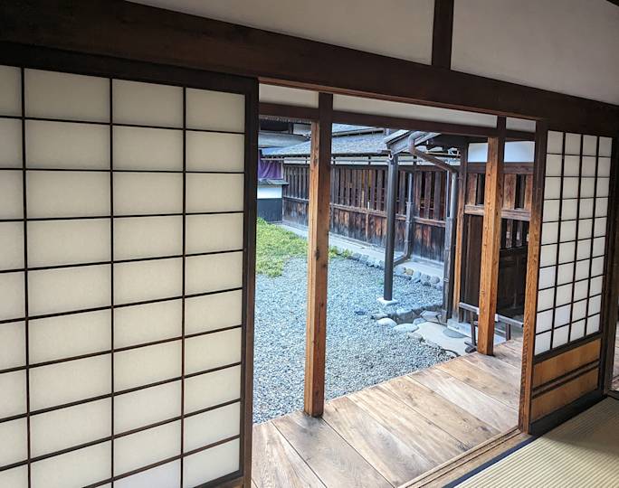 explore-takayama-jin-ya-experience