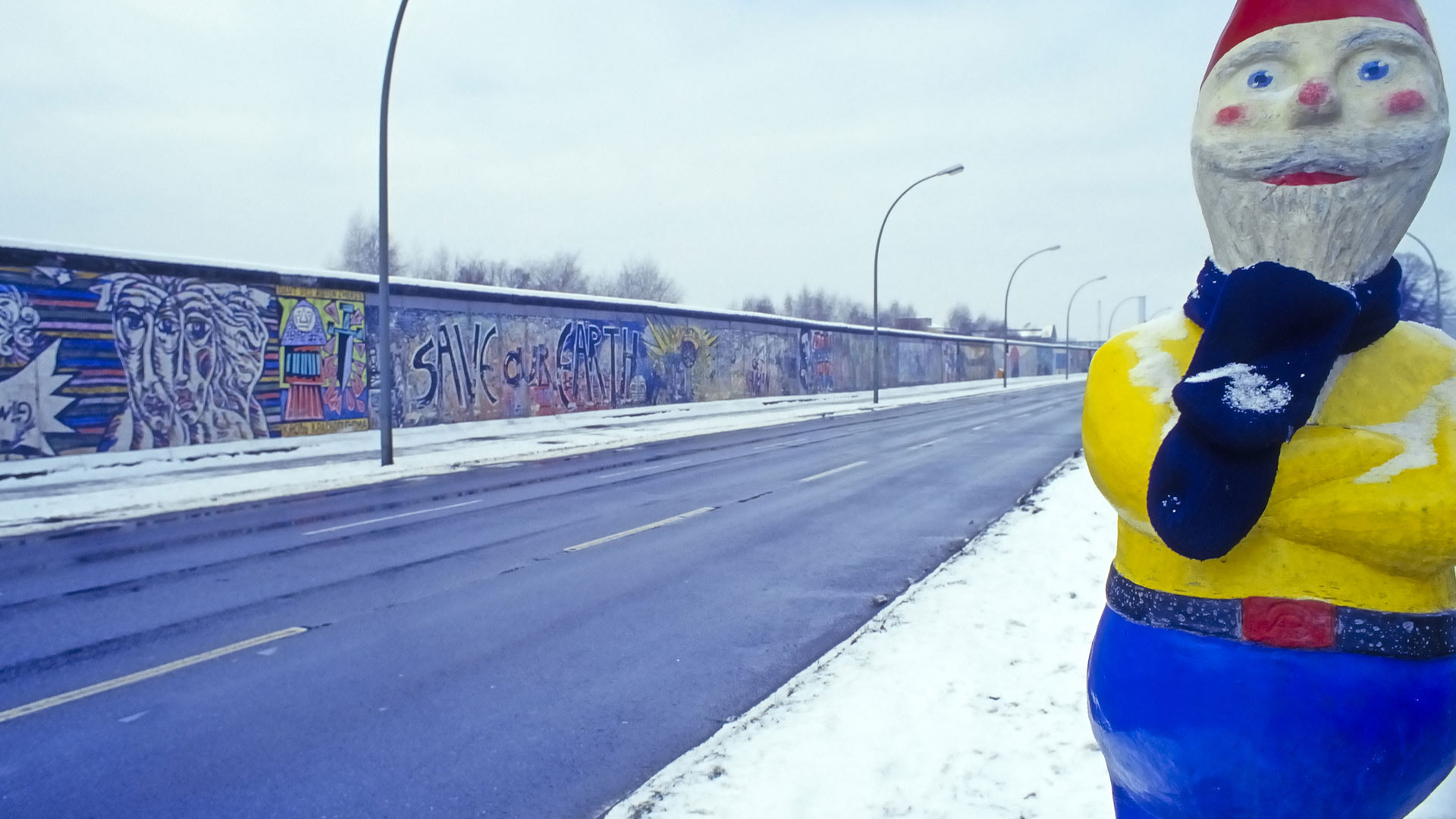 clown-sculpture-at-the-berlin-wall