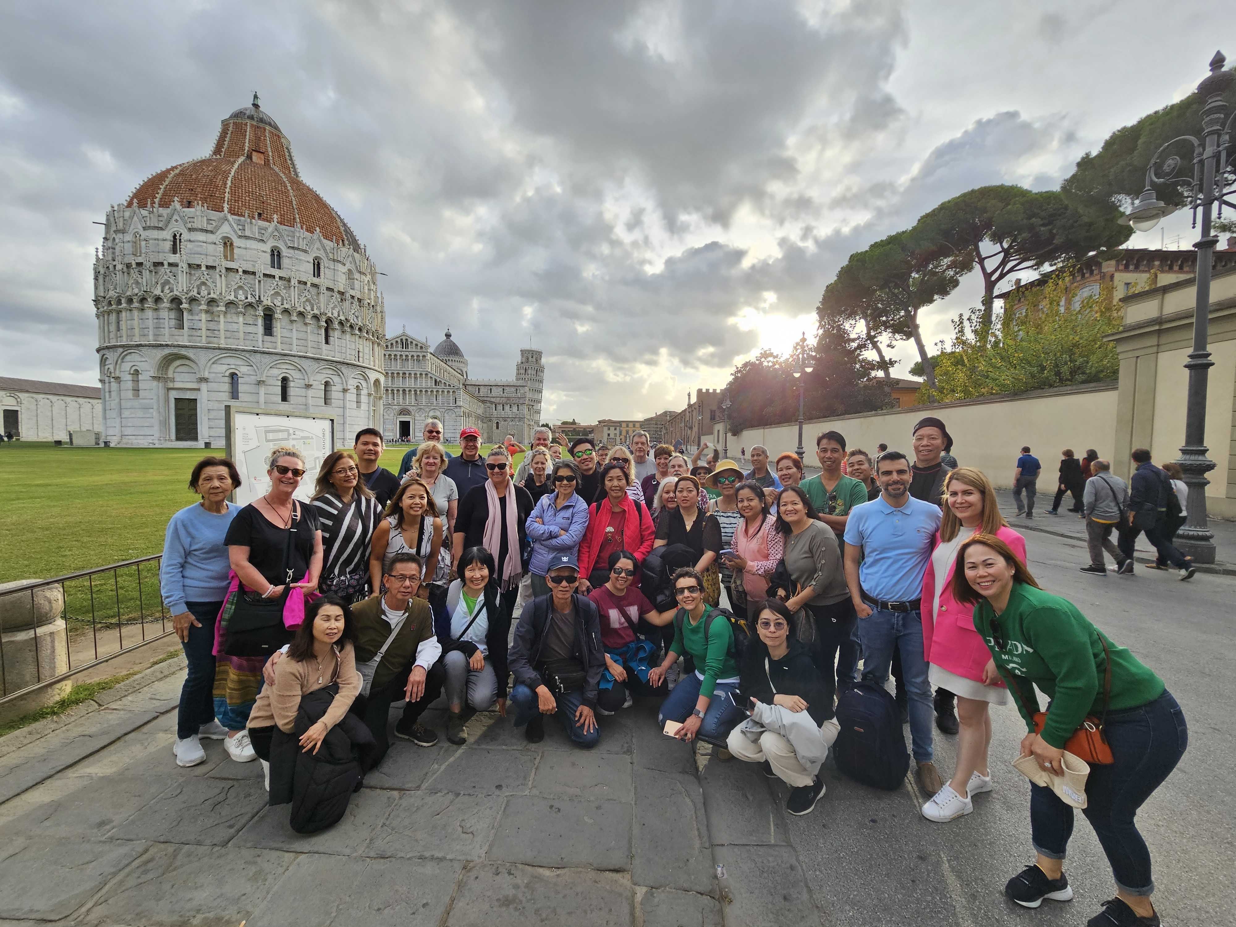 pisa-italy-group-photo-winter-instagram-_expatexplore