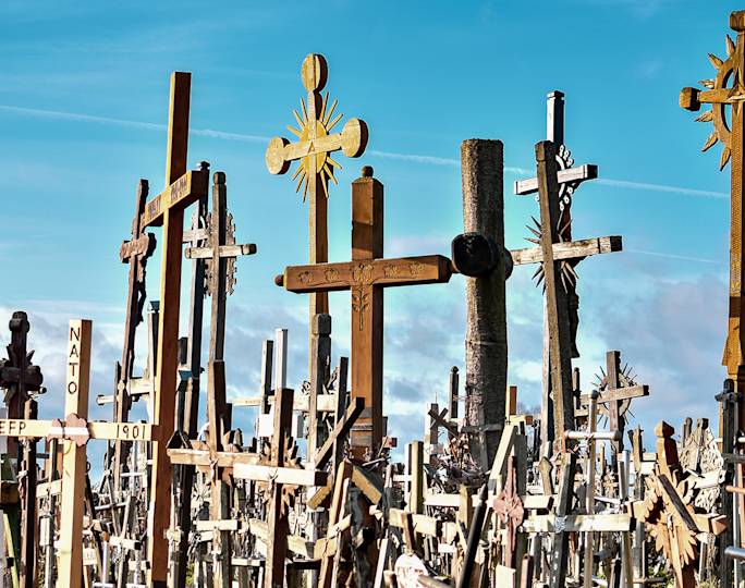 visit-the-hill-of-crosses-winter-experience