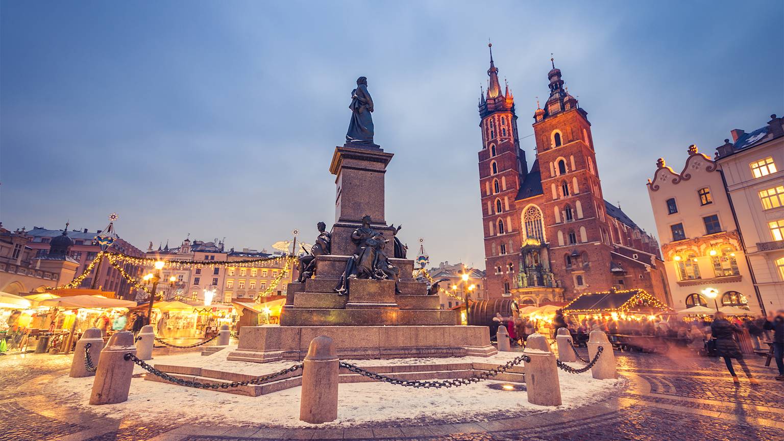 krakow-poland-christmas-market-main-square-swiper-hero-gallery