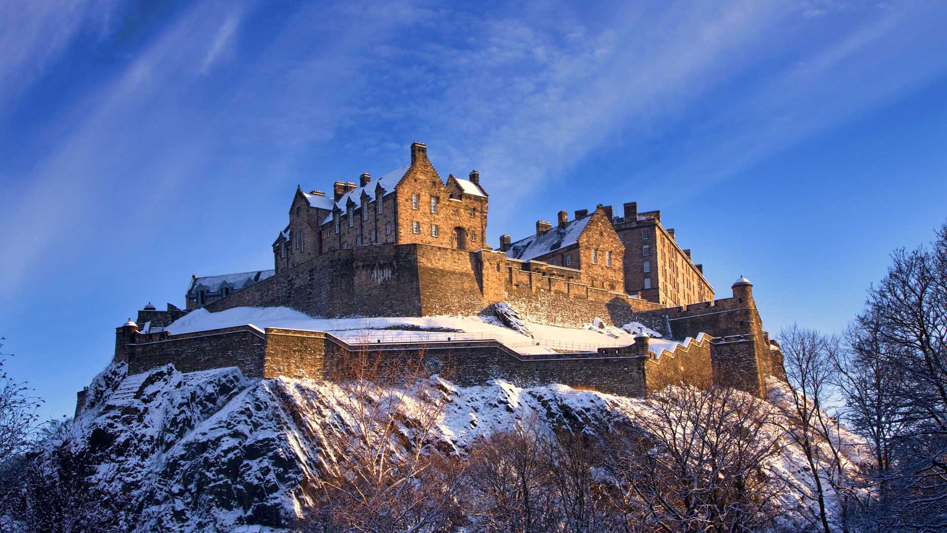 Edinburgh-castle-dusted-with-snow-scotland-guided-tour