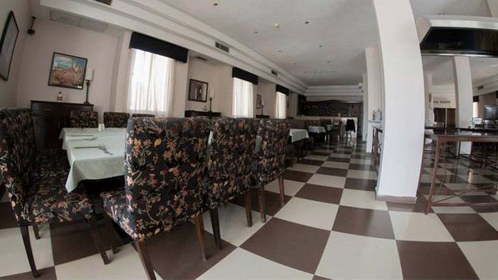 la-maison-hotel-dining