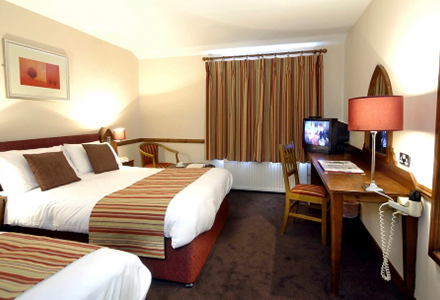 killarney-court-hotel-twin-bedroom