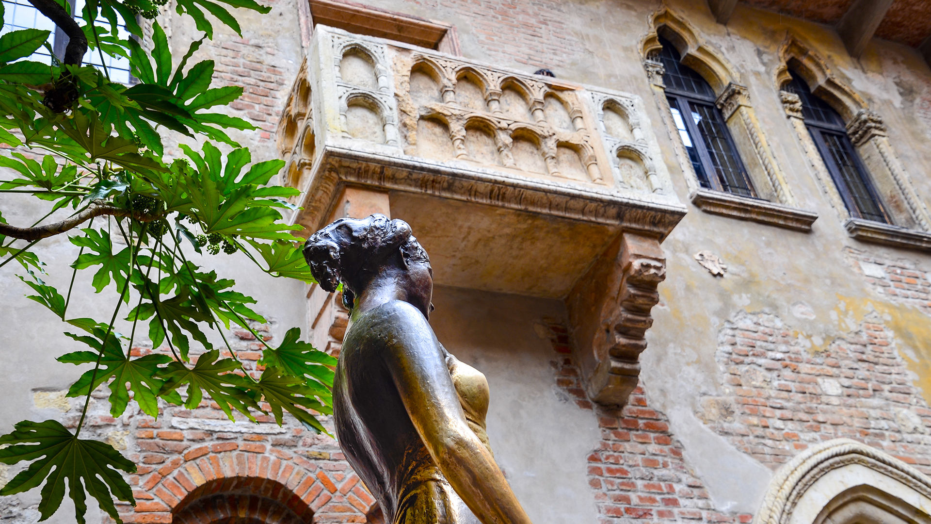 romeo-juliet-balcony-statue-verona-italy-swiper-hero-gallery