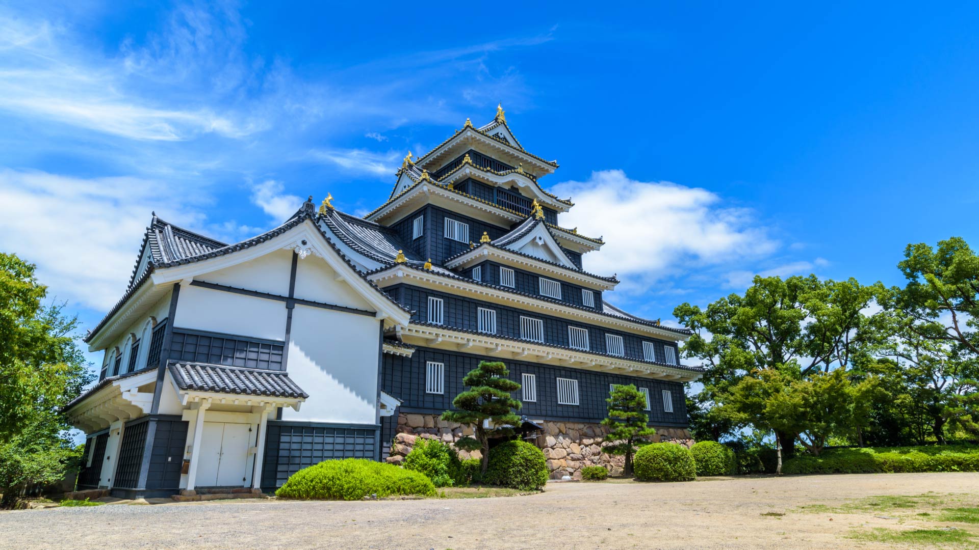 okayama-castle-crow-castle-japan