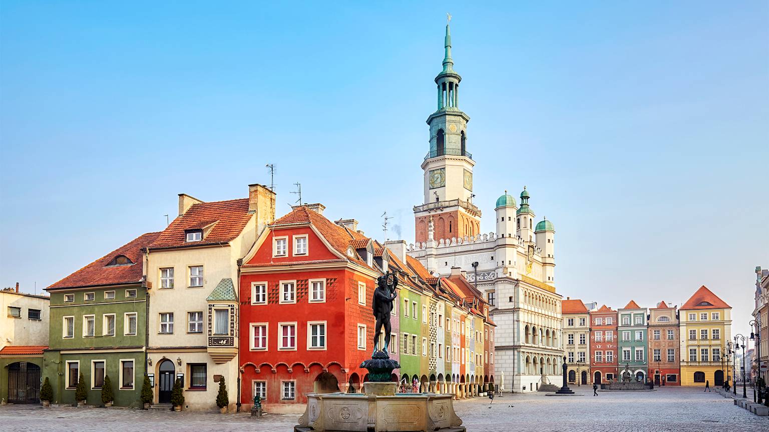 Old-Market-Square-in-Poznan-winter-swiper-hero-gallery