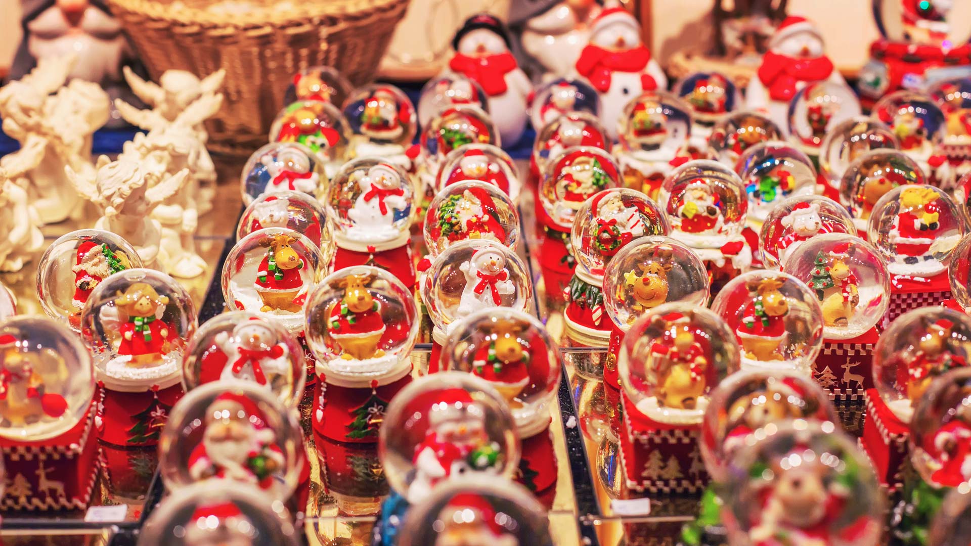 hamburg-christmas-market-stall-traditional-souvenirs