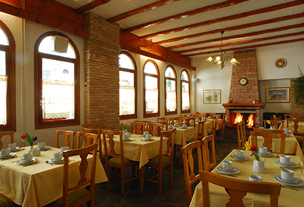 acropole-delphi-city-hotel-breakfastroom