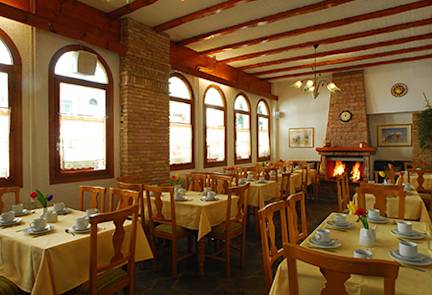 acropole-delphi-city-hotel-breakfastroom