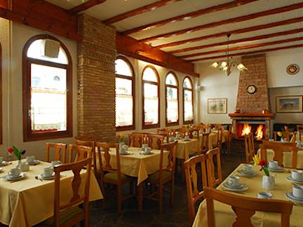 acropole-delphi-city-hotel-breakfastroom