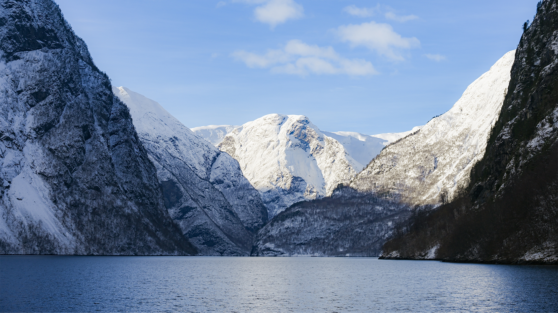 flam-norway-naerofjord-fjord-winter-snow-swiper-hero-gallery