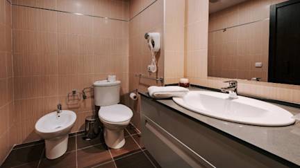 Zenit-Hall-88-studios-bath