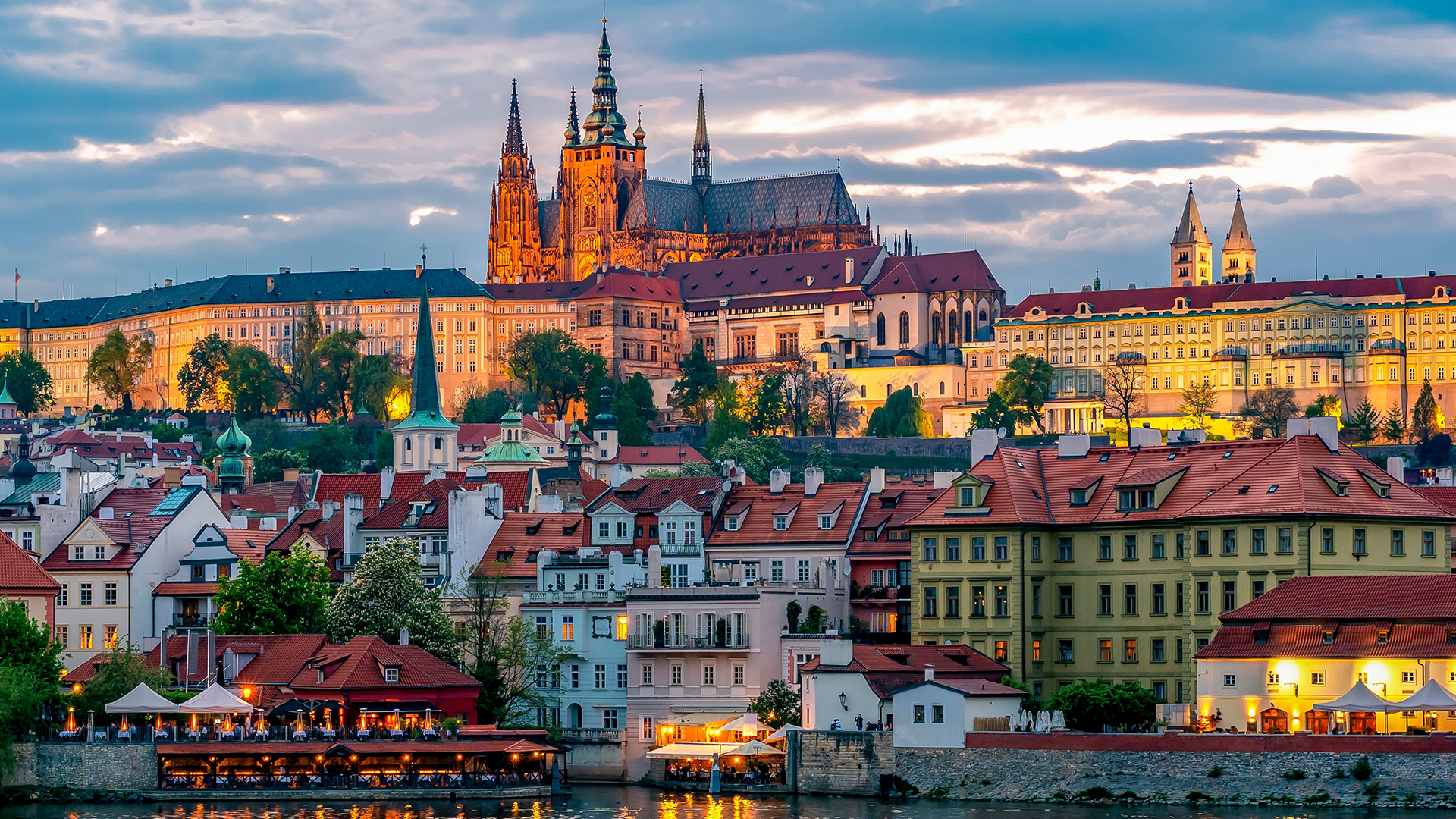 prague-castle-st-vitus-cathedral-lesser-town-sunset-czech-republic-swiper-hero-gallery