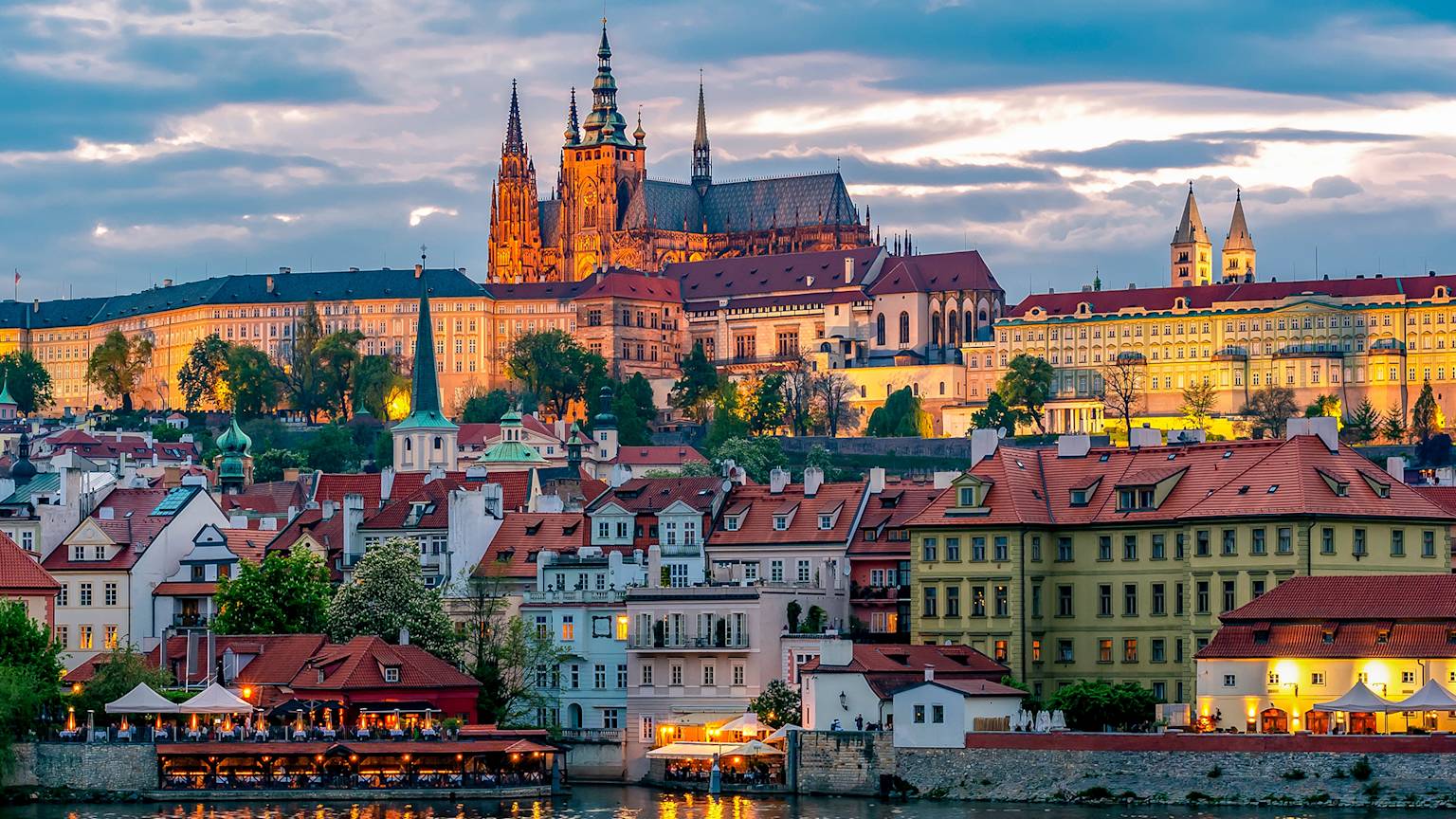 prague-castle-st-vitus-cathedral-lesser-town-sunset-czech-republic-swiper-hero-gallery