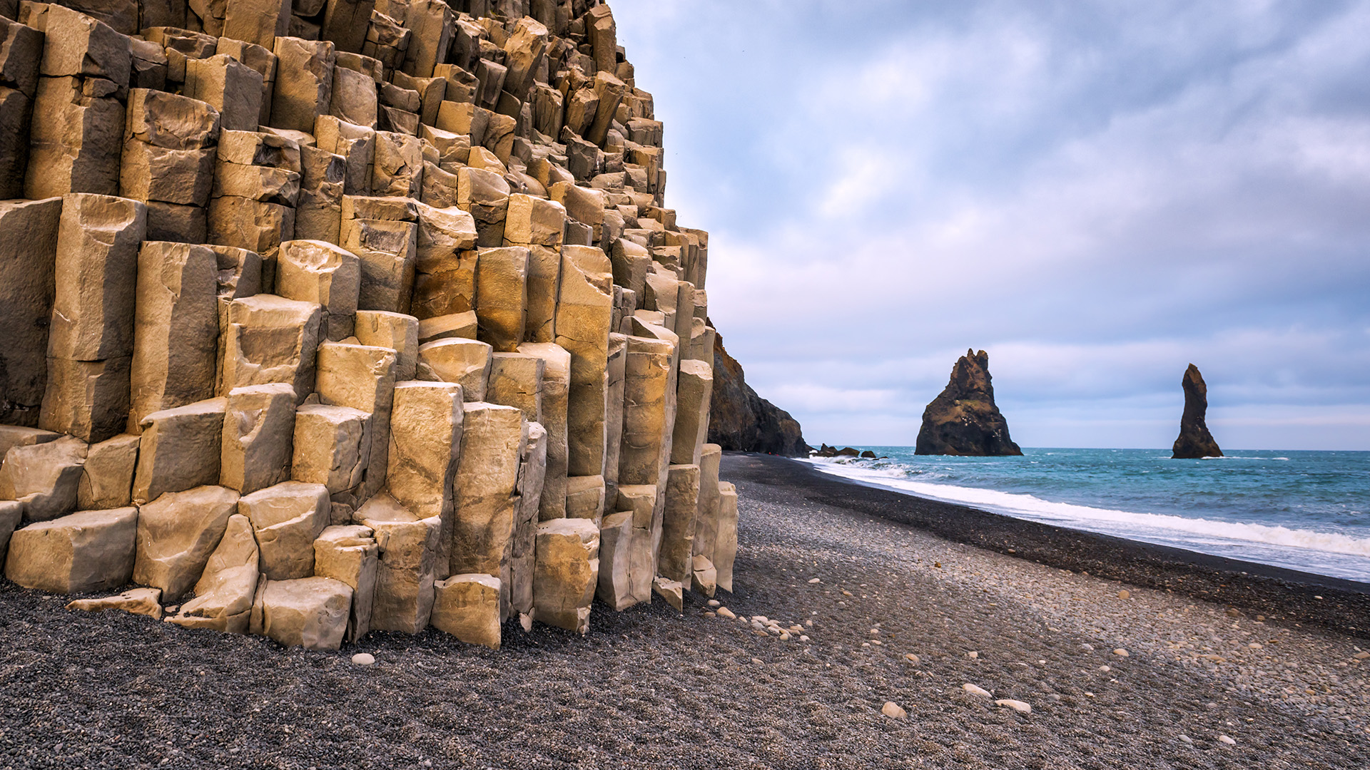 troll-toes-on-black-beach
