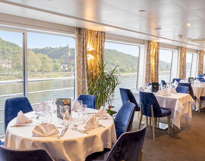 attend-gala-dinner-on-board-the ship-walk-included-experience