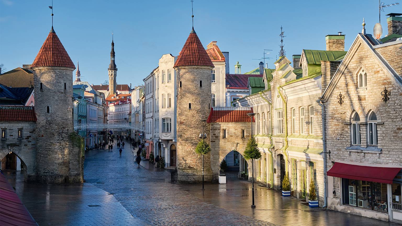 Tallinn-Estonia-winter-street-swiper-hero-gallery