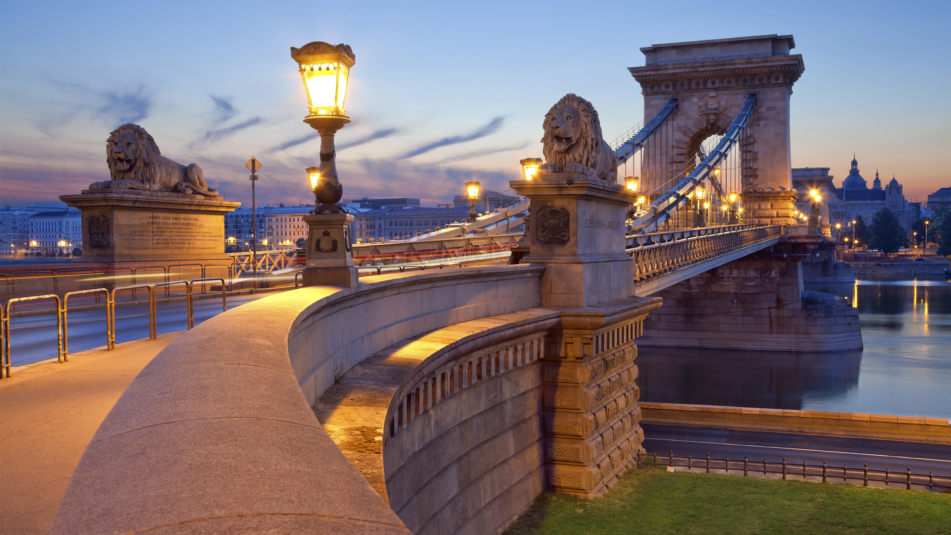 Chain-Bridge-Budapest-Image-of-Chain-Bridge-in-Budapest-during-sunrise