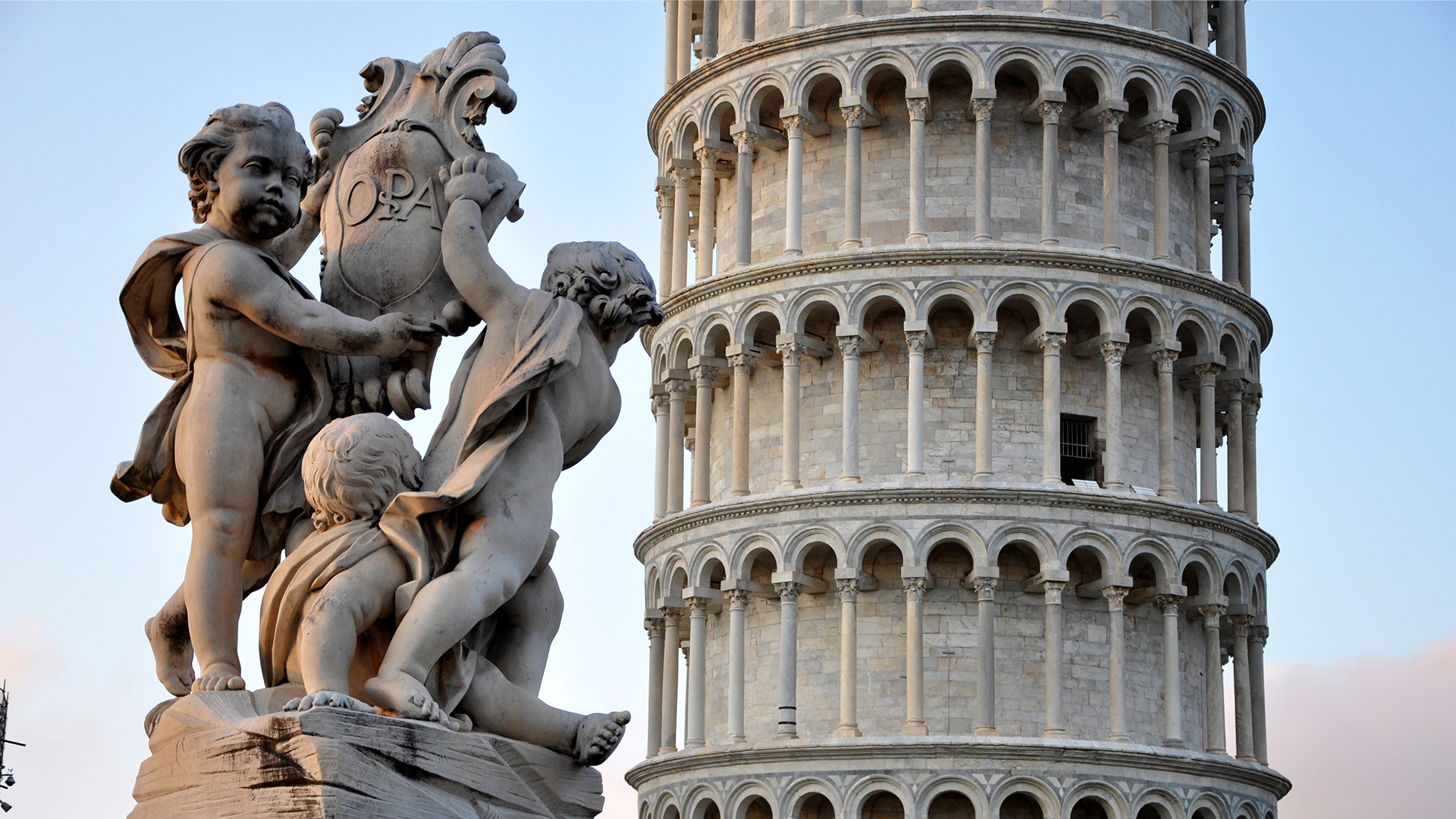 sculptures-leaning-tower-of-Pisa-in-italy-swiper-hero-gallery
