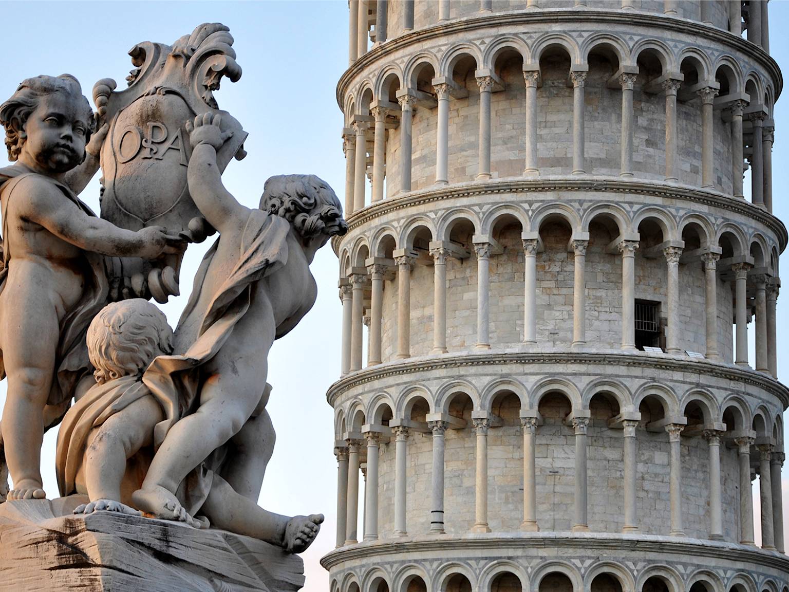sculptures-leaning-tower-of-Pisa-in-italy-swiper-hero-gallery