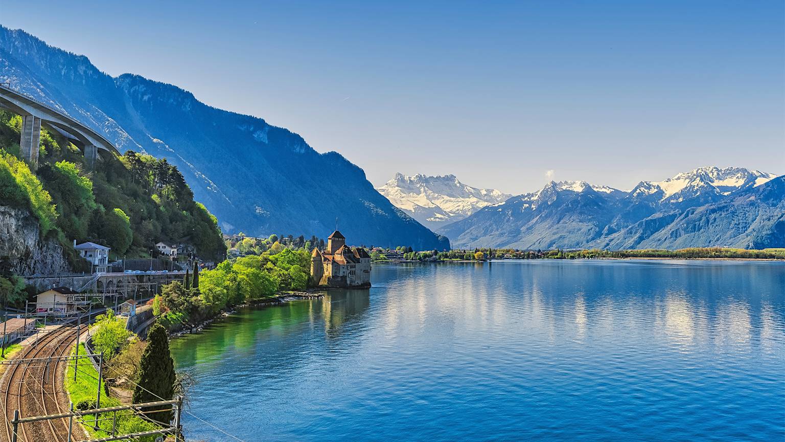 chillon-castle-lake-geneva-montreux-switzerland