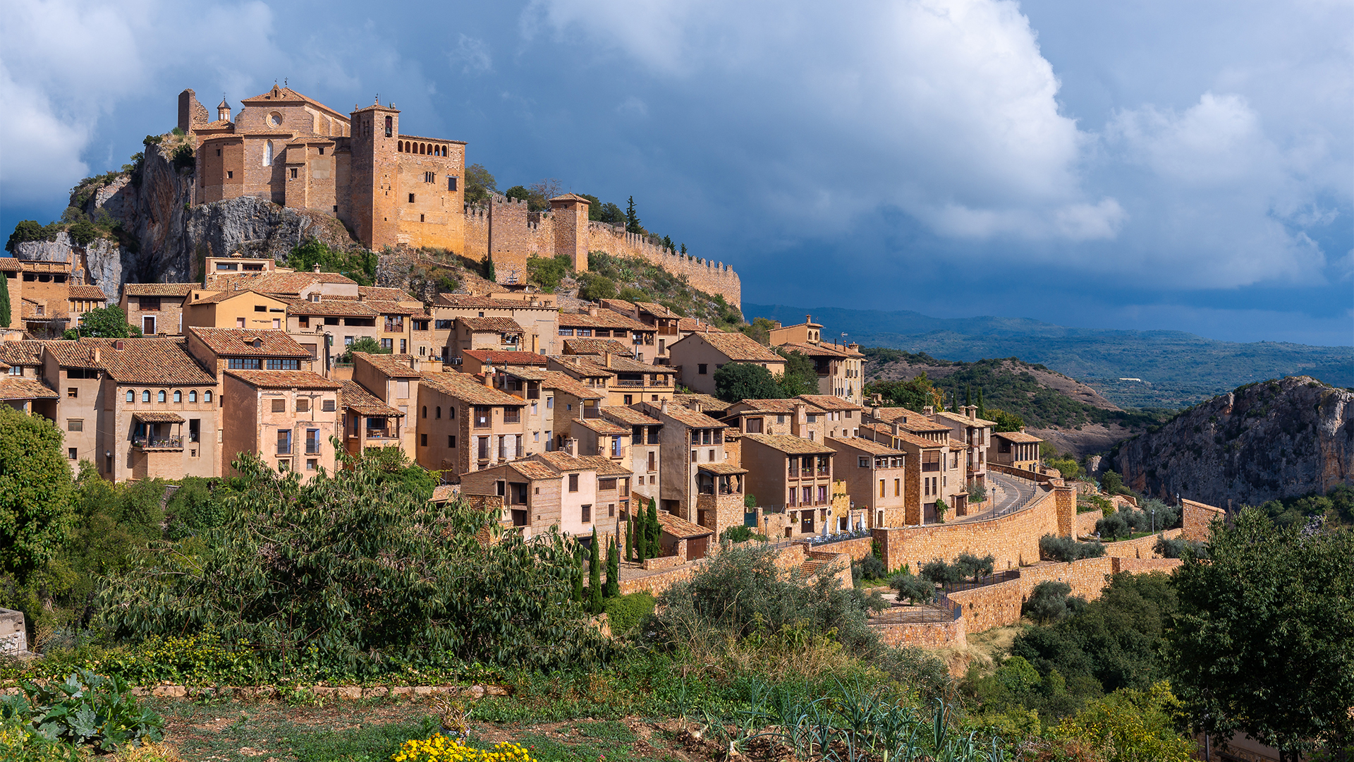 alquezar-medieval-hilltop-town-aragon-spain