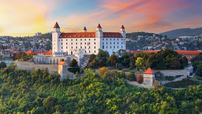 slovakia-country-listing-page-bratislava-castle