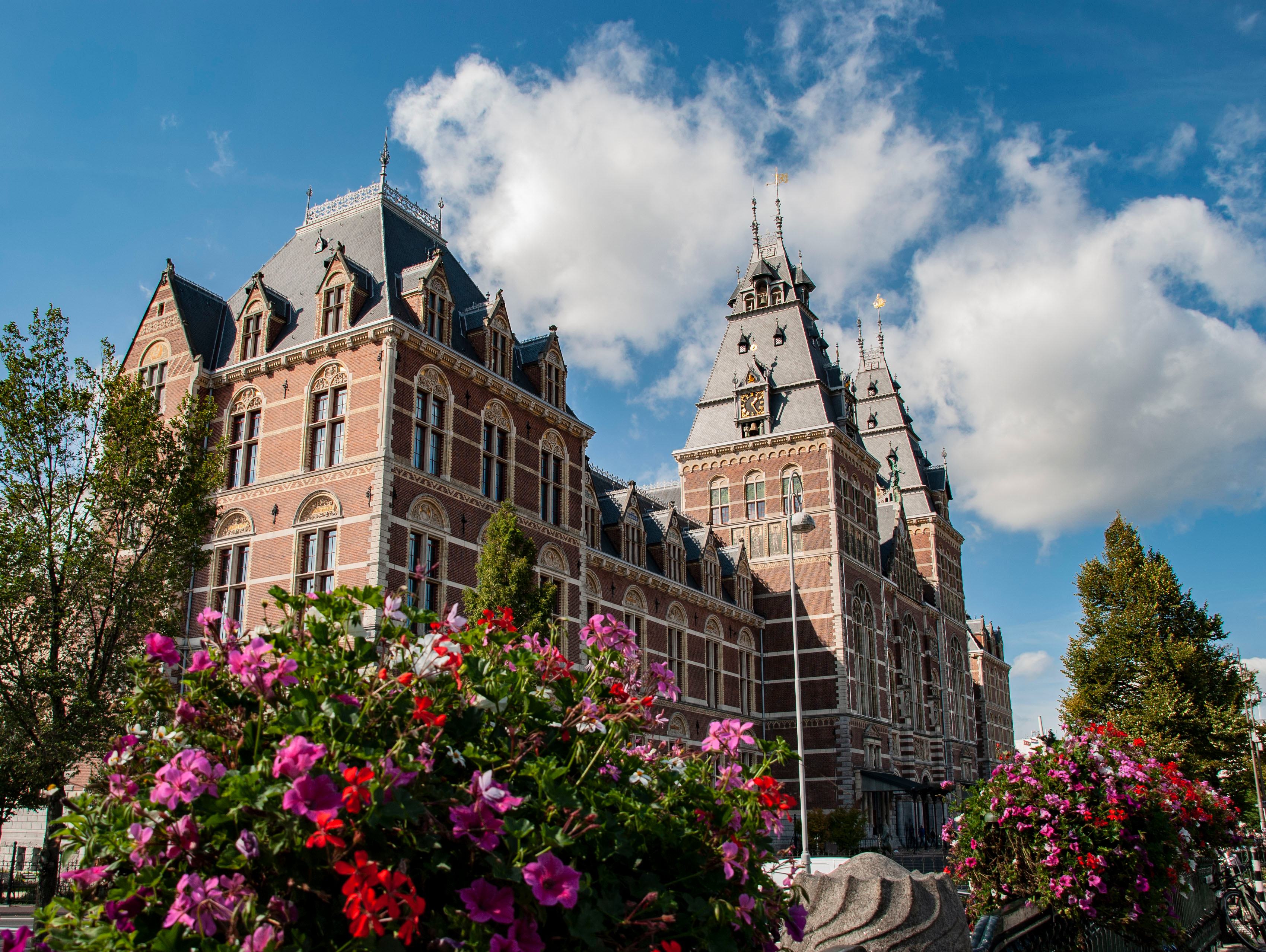 Rijksmuseum-Amsterdam-Netherlands-spring-flowers