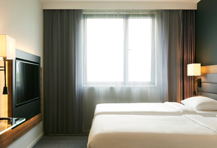 moxy-edinburgh-airport-room