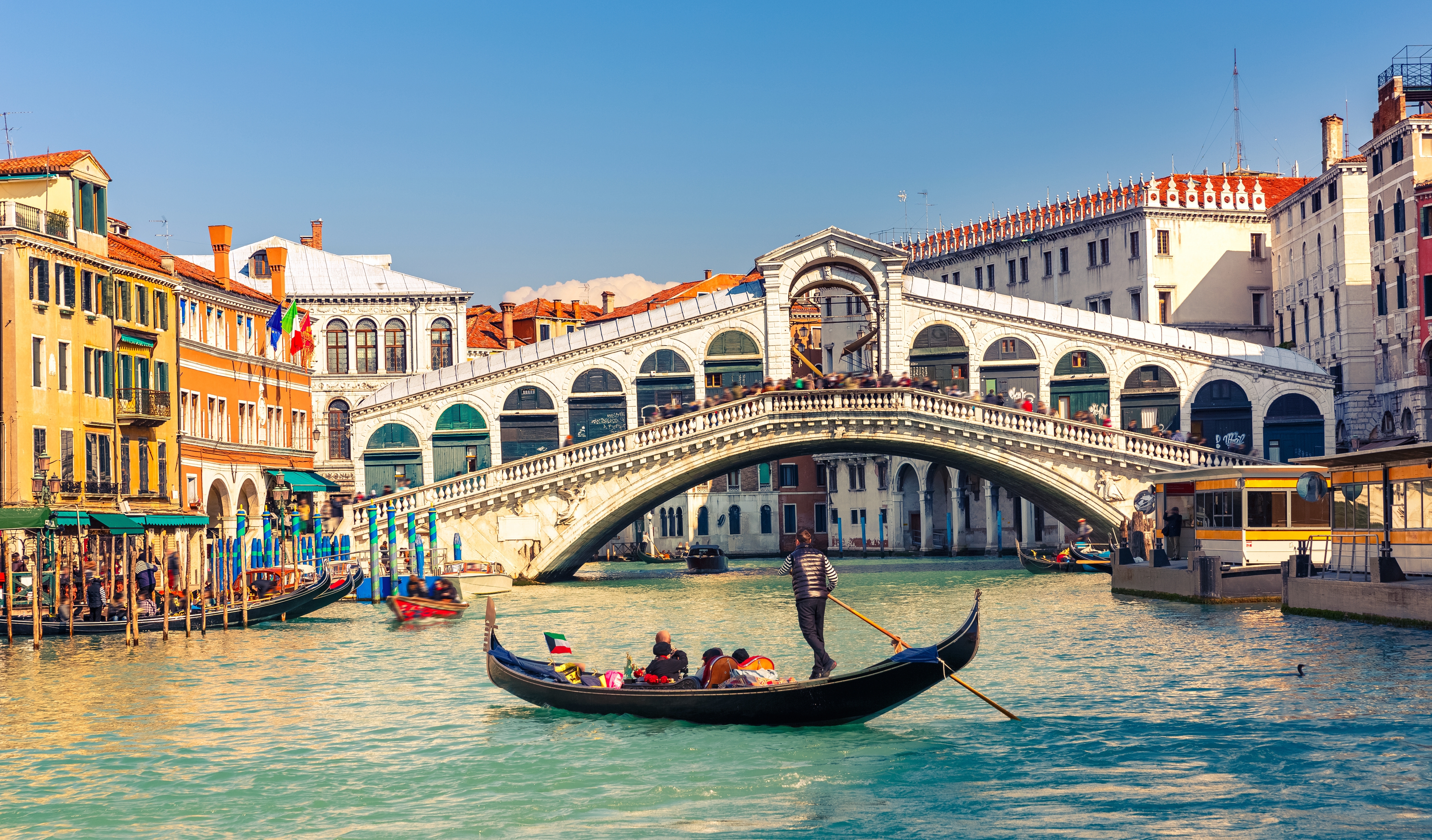 Venice-italy-rialto-bridge-gondola