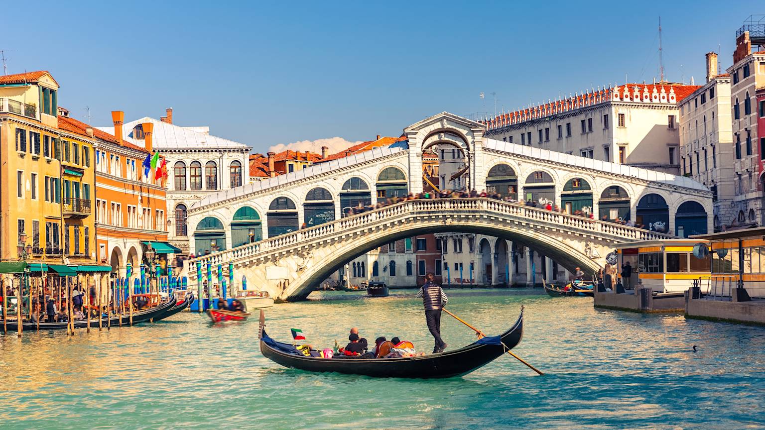 Venice-italy-rialto-bridge-gondola