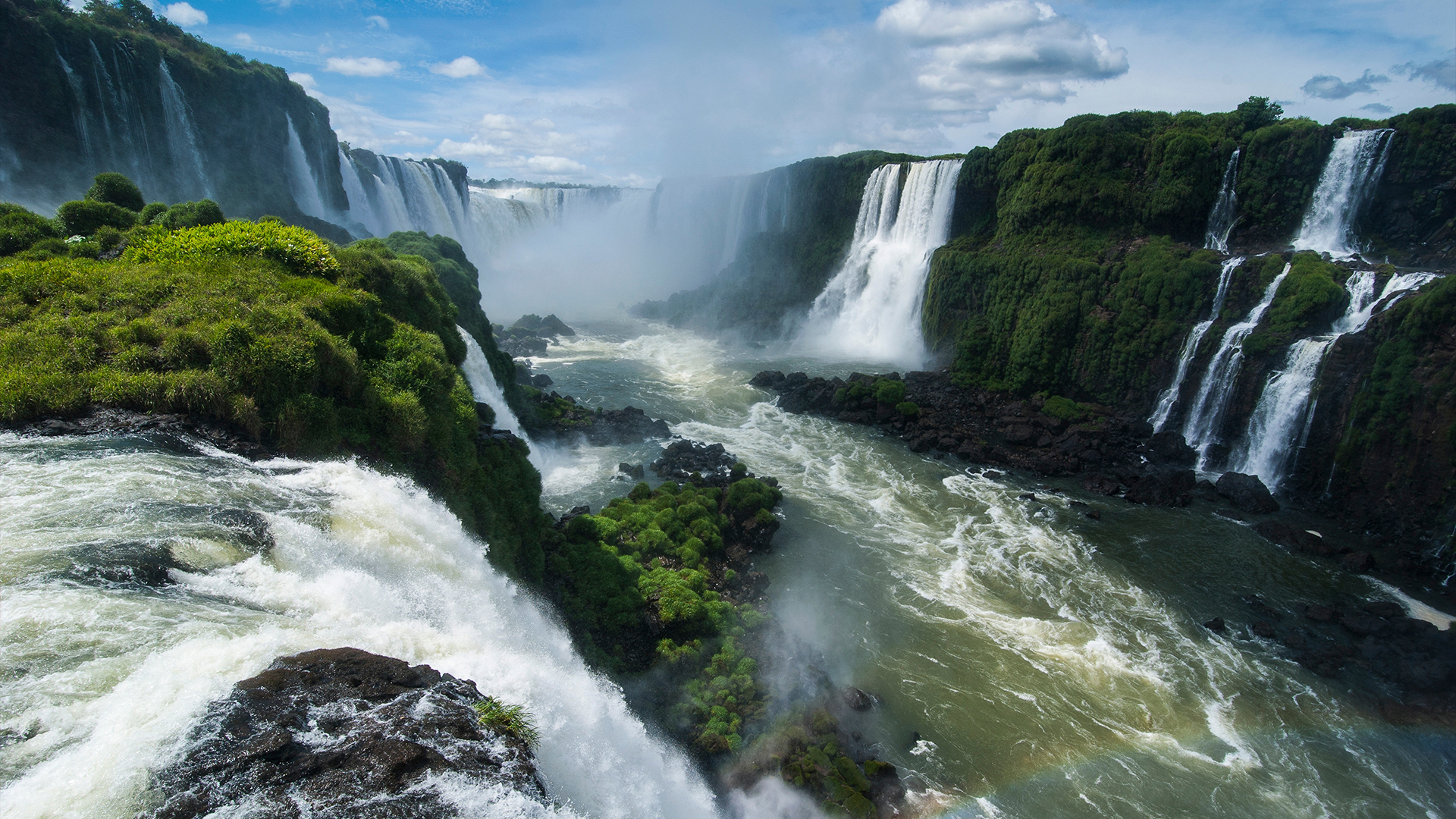 Visit the Iguazu Falls in Iguaçu National Park