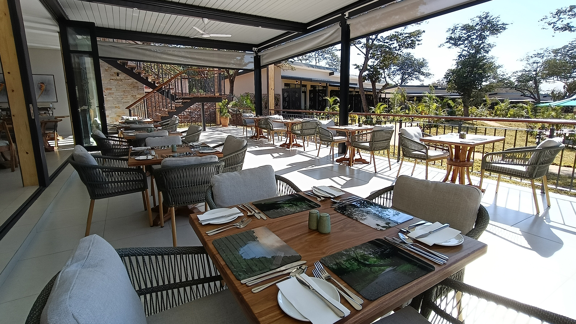 waterfalls-lodge-hotel-breakfast-room
