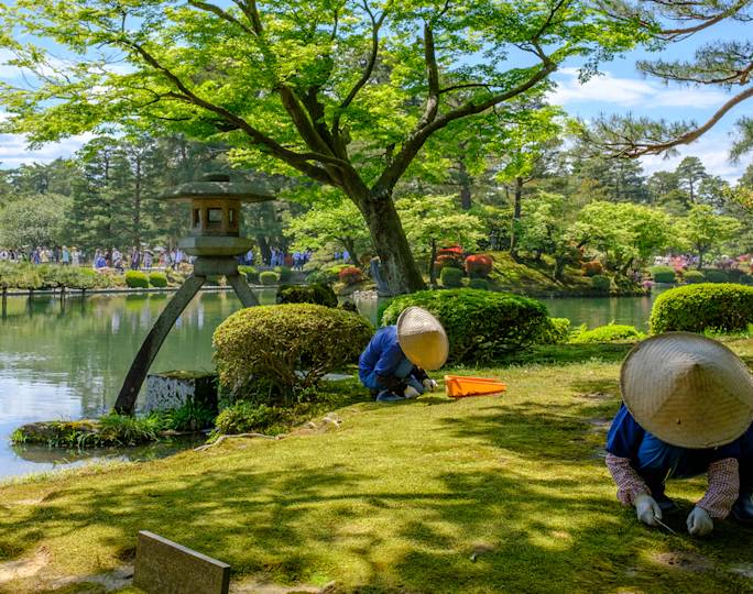 explore-kanazawas-kenrokuen-garden-experience