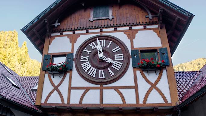 see-the-worlds-largest-cuckoo-clock-experience