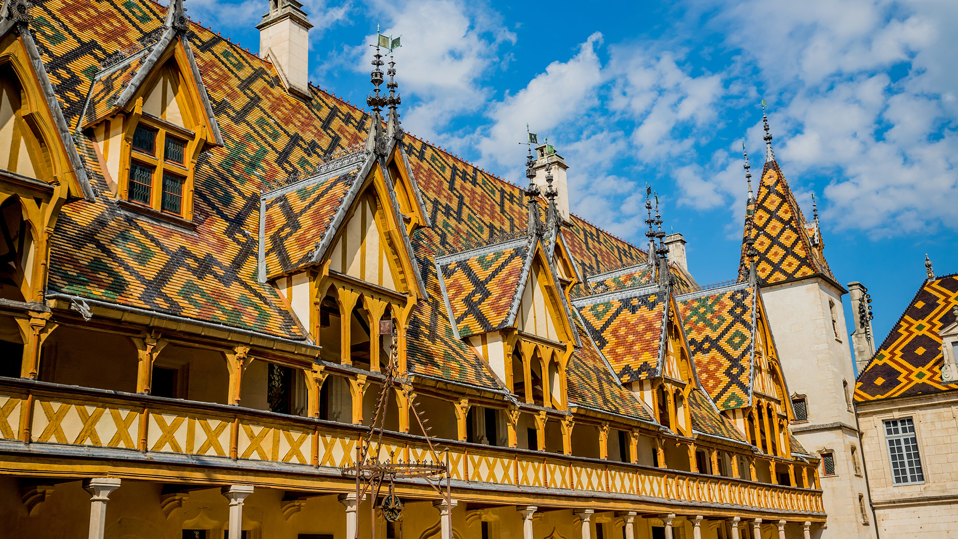 france-beaune-hospice-glazed-tiles-roof-swiper-hero-gallery