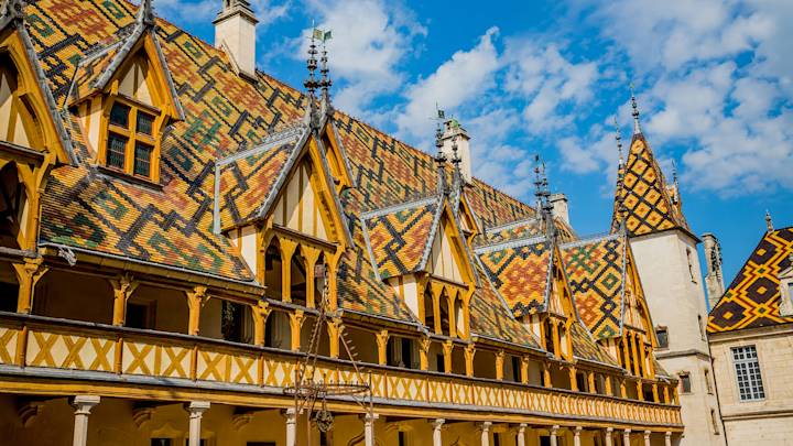 france-beaune-hospice-glazed-tiles-roof-swiper-hero-gallery