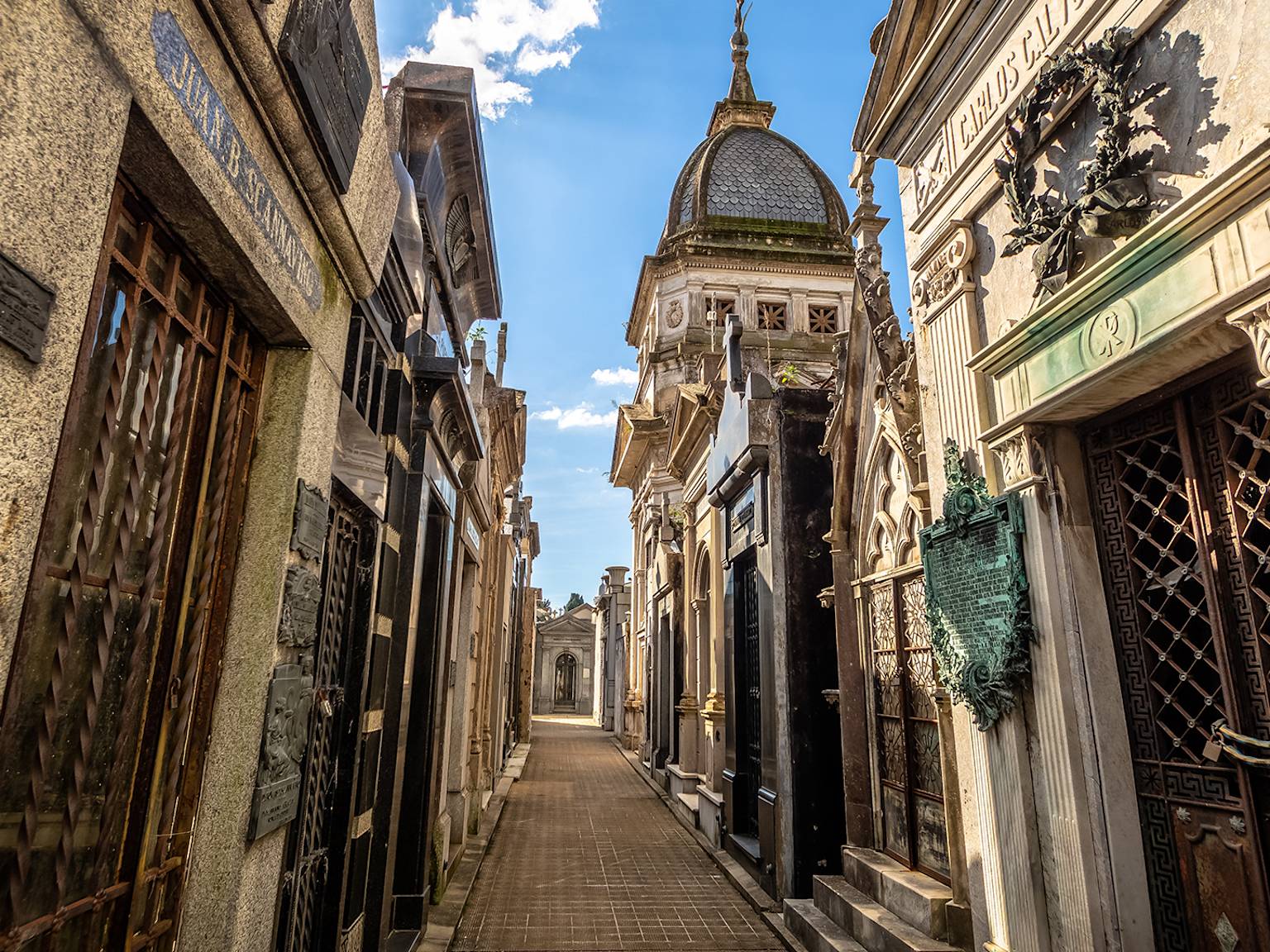recoleta-cemetary-buenos-aires-argentina-swiper-hero-gallery