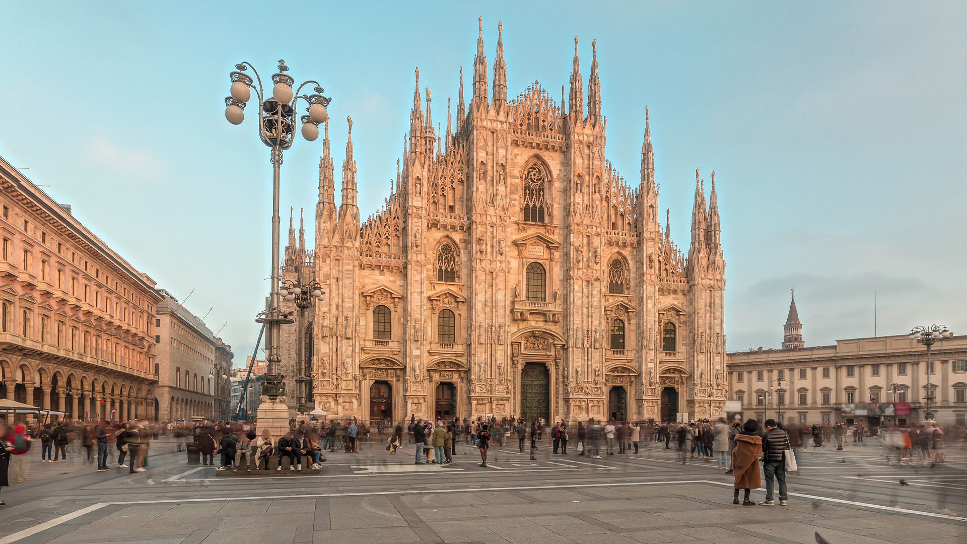 Milan-Duomo-in-sunshine-Italy