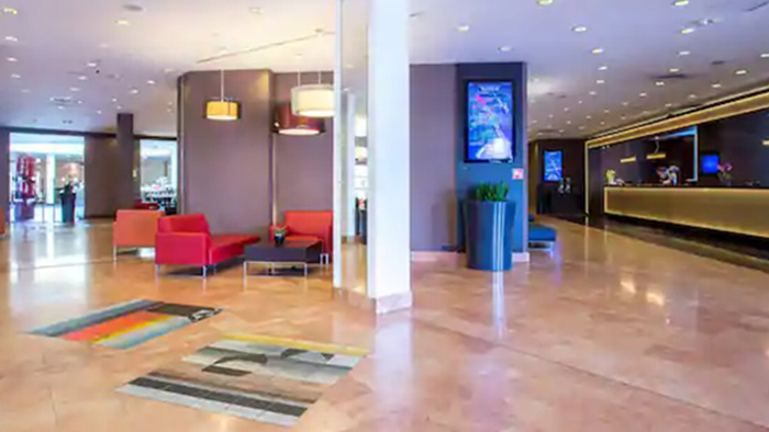 Warsaw-Radisson-Blu-Sobieski-lobby