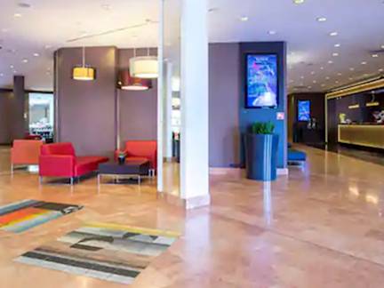 Warsaw-Radisson-Blu-Sobieski-lobby
