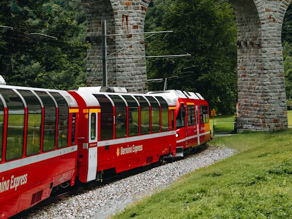 travel-chasers-signature-range-train-travel