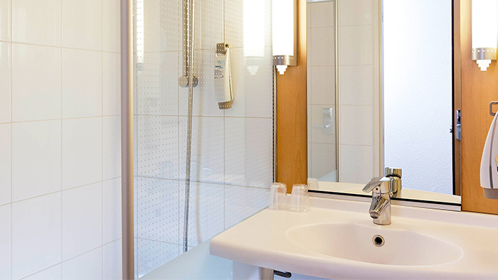ibis-Paris-La-Défense-Esplanade-bathroom