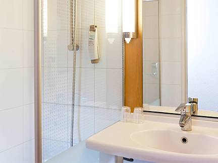 ibis-Paris-La-Défense-Esplanade-bathroom