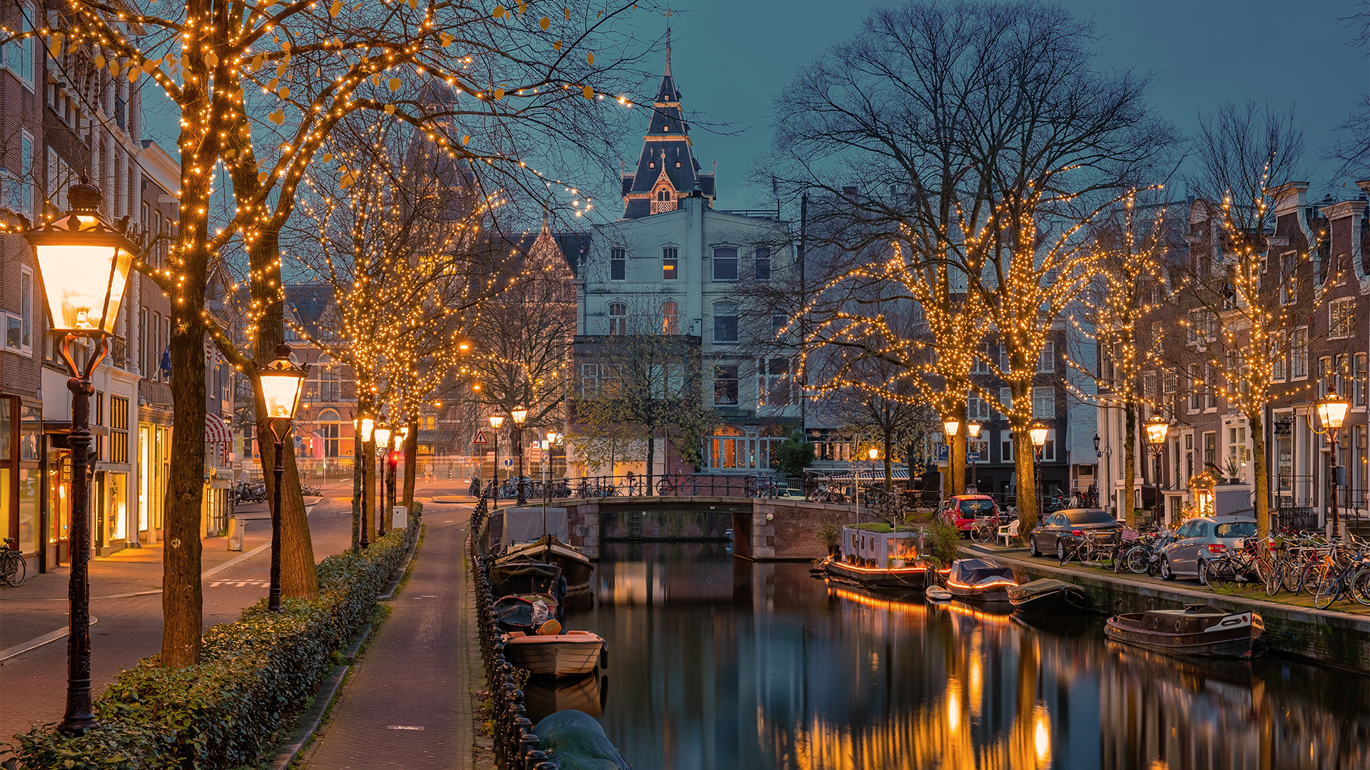 amsterdam-netherlands-canals-christmas-lights-boats-swiper-hero-gallery