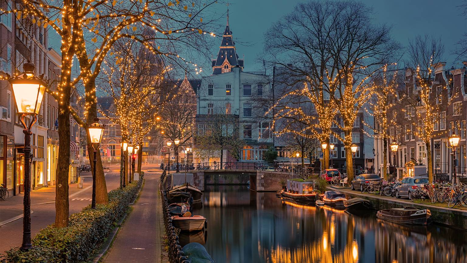 amsterdam-netherlands-canals-christmas-lights-boats-swiper-hero-gallery