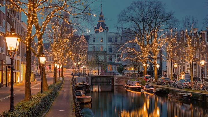 amsterdam-netherlands-canals-christmas-lights-boats-swiper-hero-gallery