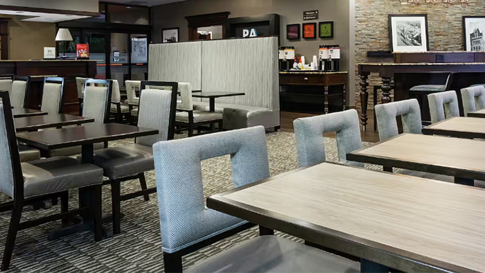 Hampton-Inn-University-Center-Pitt-breakfastroom